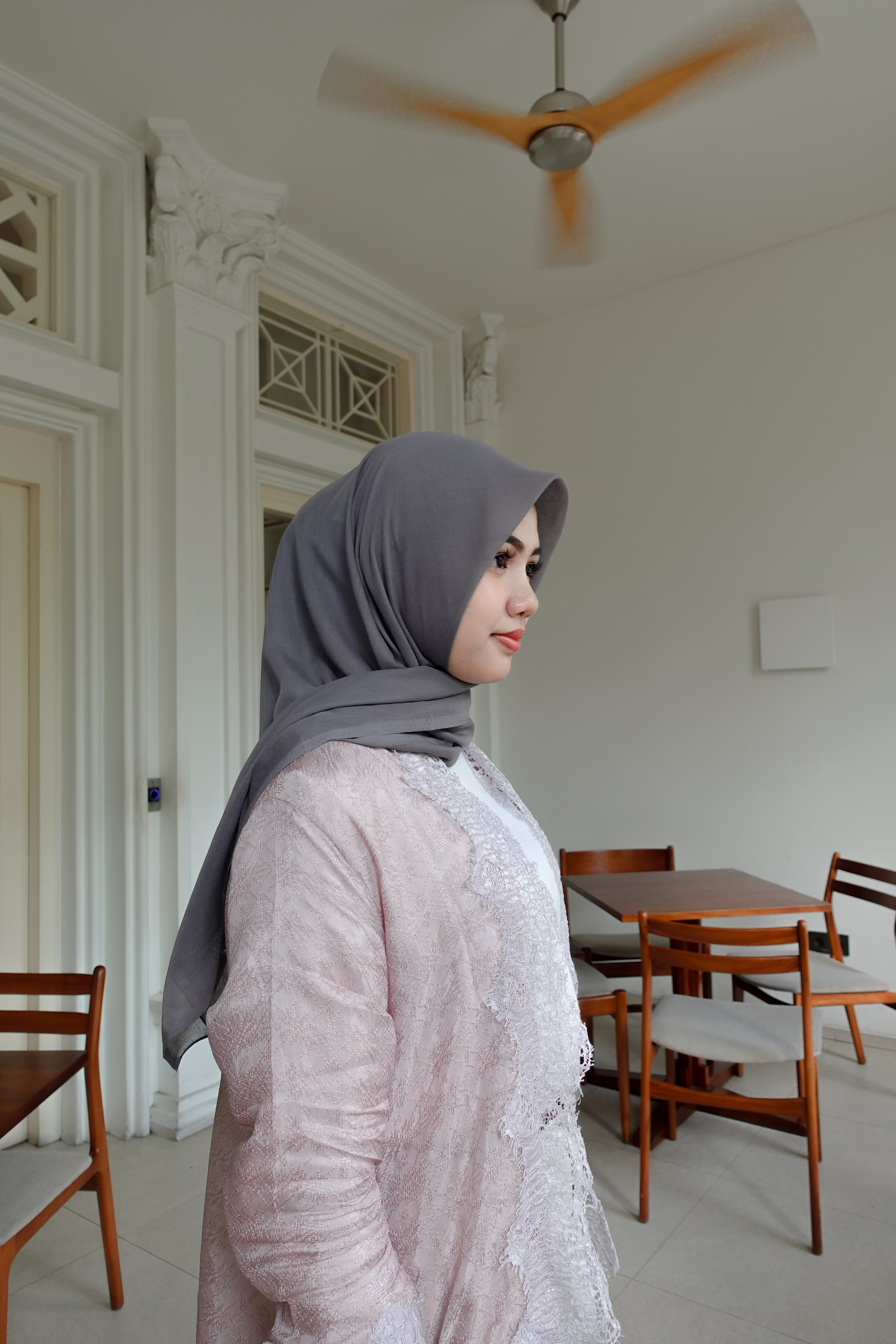 Segi Empat Smokey Grey